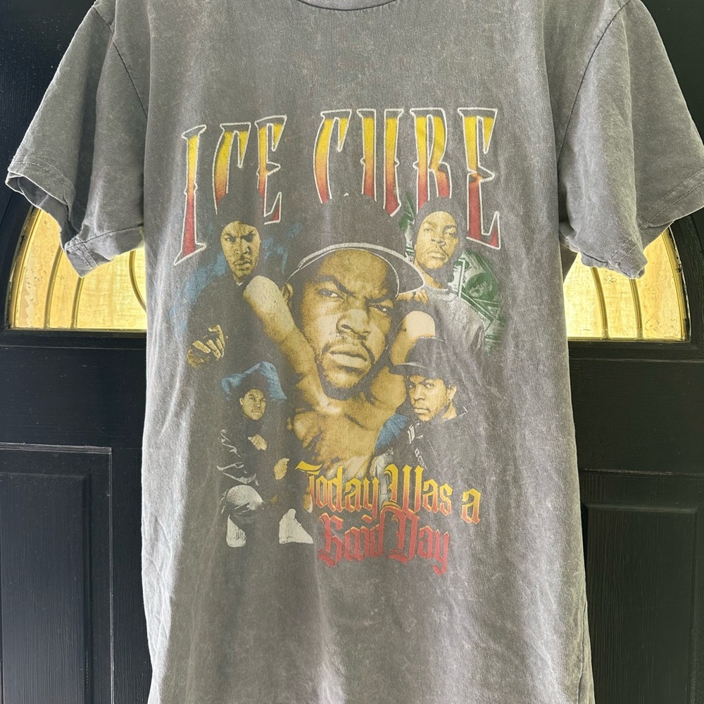 Gray Women’s Ice Cube Graphic T-Shirt in Size Medium